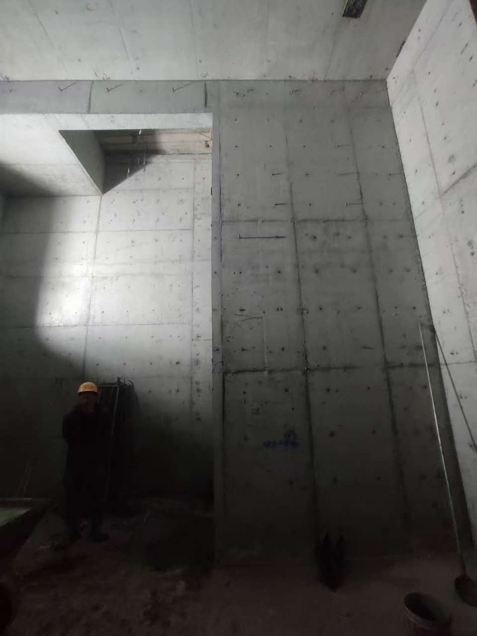 内丘墙上开槽钢筋断了有影响吗